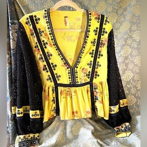 Free People top print & black lace w balloon sleeves sz sm to medium unique
